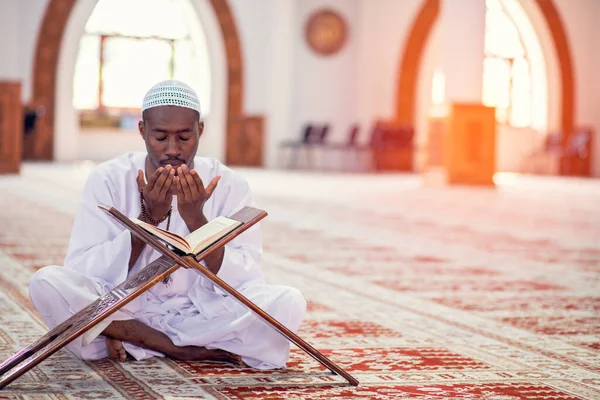 Religioso homem muçulmano preto orando dentro da mesquita — Fotografia de Stock