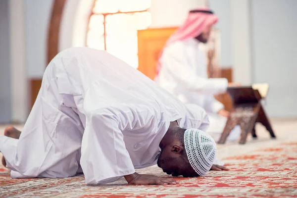 Dua orang muslim berdoa bersama di dalam masjid — Stok Foto