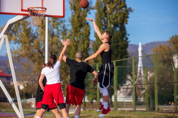 Groupe de jeunes amis jouant au basket-ball Match — Photo