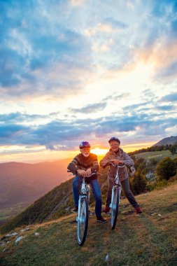 Park 'ta Bisiklet Süren Son Sınıf Çifti