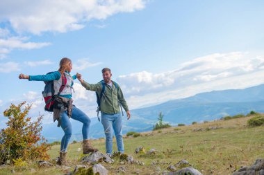 Mutlu çift Harika bir açık hava macerasında