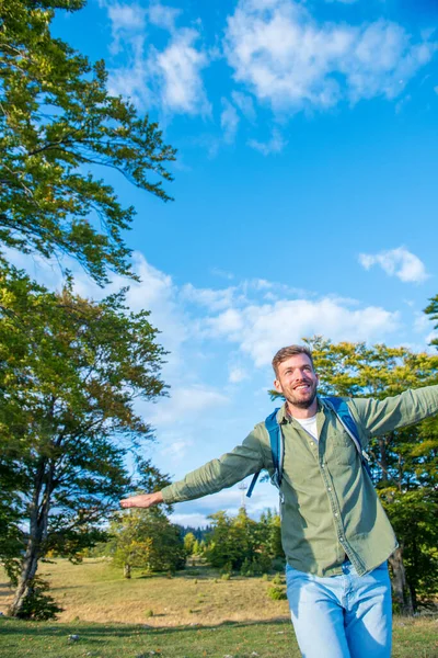 Hombre feliz viajero levantó los brazos en la montaña, sentir la libertad y disfrutar de la naturaleza. —  Fotos de Stock