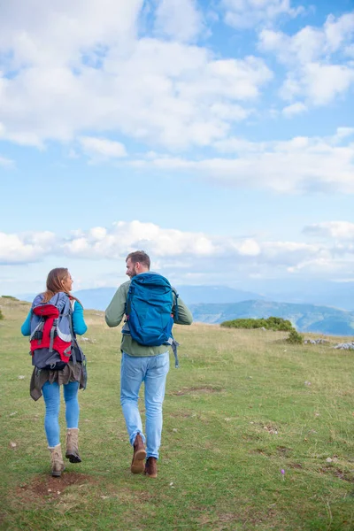 Happy couple hiking and enjoying a valley view — Stock Photo, Image