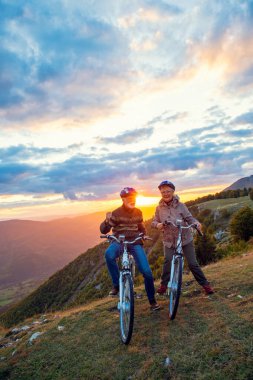 Park 'ta Bisiklet Süren Son Sınıf Çifti
