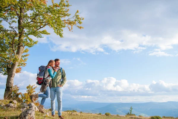 Glada par vandring och njuta av en utsikt över dalen — Stockfoto