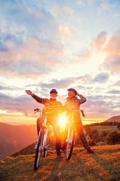 Active Senior Pareja amor tomar paseos en bicicleta juntos —  Fotos de Stock