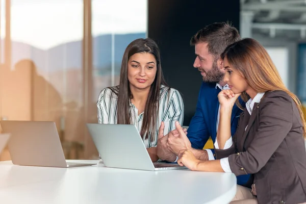 Grupo de empresarios en debate. Trabajando juntos. — Foto de Stock