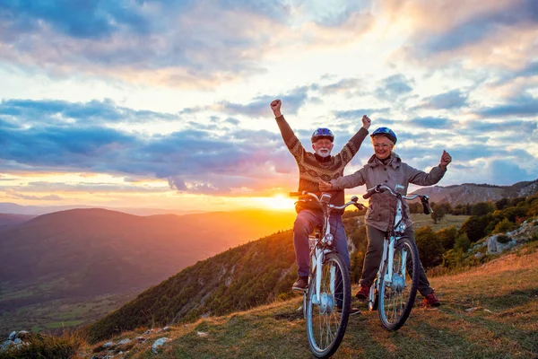 Feliz pareja de ancianos en su bicicleta. Bicicleta, actividad. Celebrando —  Fotos de Stock