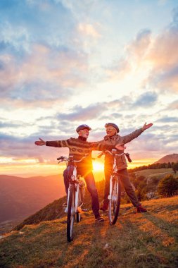 Aktif kıdemli çift bisiklet sürmeye bayılır.