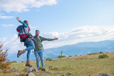 Mutlu çift Harika bir açık hava macerasında