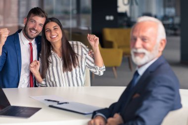 Genç çift ev yatırımları için mali danışmanla tanışıyor