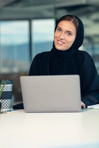 Femme d'affaires arabe pensive assise sur le lieu de travail au bureau — Photo