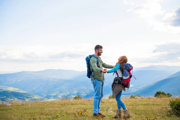 Glad par På en fantastisk utomhus äventyr — Stockfoto