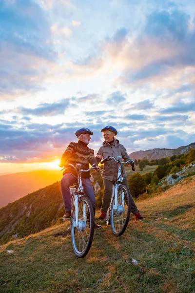 Bicicletas activas para adultos mayores en el parque —  Fotos de Stock