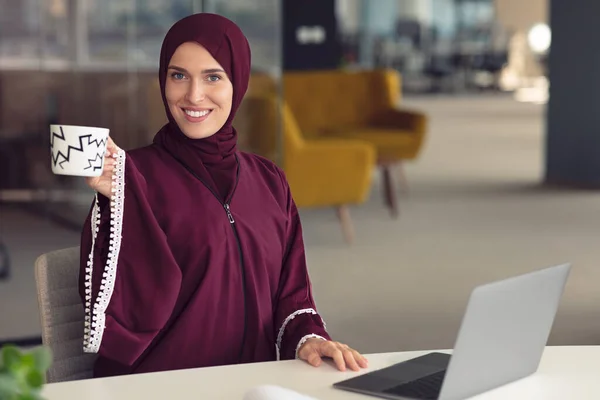 Jeune femme d'affaires arabe portant du hijab, travaillant dans son bureau de démarrage. Diversité, concept multiracial — Photo