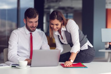 Modern ofiste birlikte çalışan birkaç iş arkadaşı.