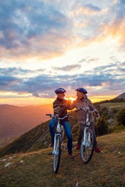 Bisiklete binen yaşlı çift kırsalda geziyor