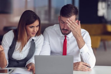 İş çatışması. İş adamları ofiste belgeler hakkında tartışıyorlar.