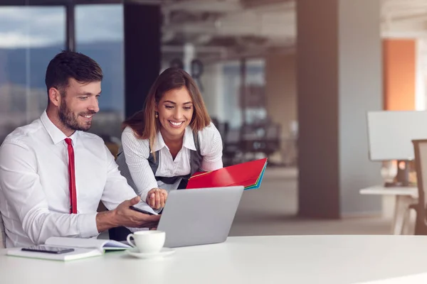 Coppia di colleghi impegnati che lavorano insieme in un ufficio moderno — Foto Stock