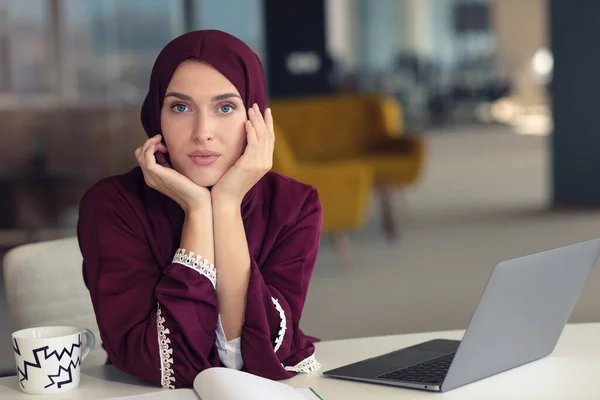 Femme d'affaires arabe pensive assise sur le lieu de travail au bureau — Photo