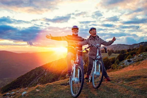 Happy senior couple on their bike. Bicycle, activity. Celebrating — Stock Photo, Image