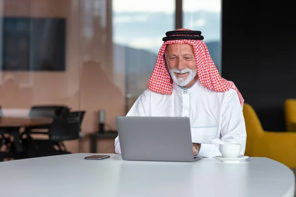 Arabský podnikatel sebevědomý a usmívající se v kanceláři pomocí notebooku. — Stock fotografie