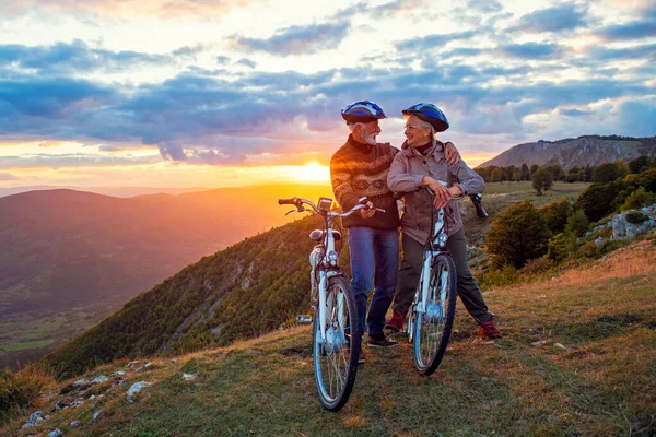 Active Senior Couple Riding Bikes In Park — Stock Photo, Image