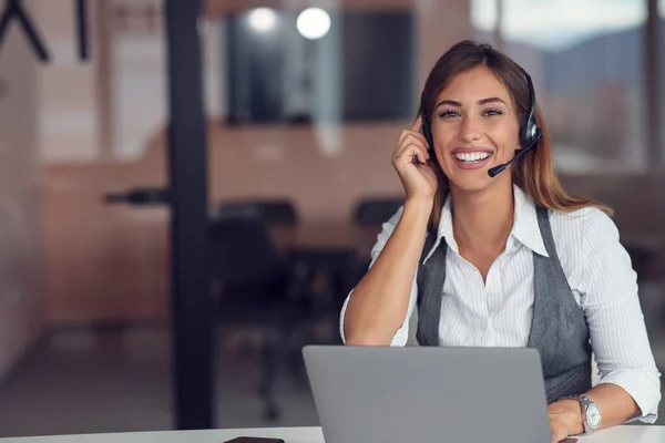 Portrait of focused woman in headphones taking part in webinar in office — Stock Photo, Image