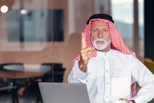 Empresario árabe señala con un dedo de advertencia a la cámara. — Foto de Stock