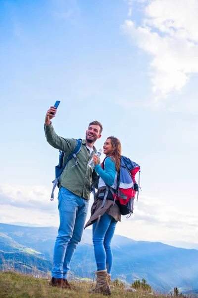 Felice coppia su un escursione taking un selfie — Foto Stock