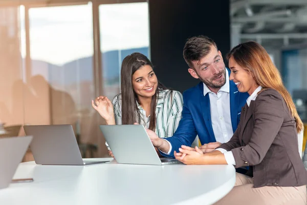 Grupo de empresarios en debate. Trabajando juntos. — Foto de Stock