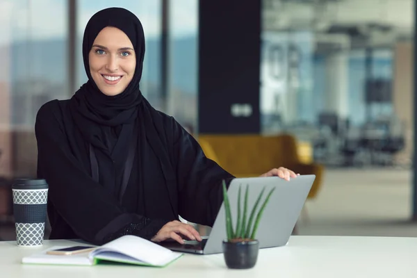 Professionnel jeune femme d'affaires musulmane utilisant un ordinateur tablette numérique mobile au travail — Photo