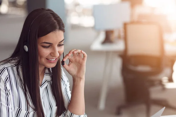 Portrait of focused woman in headphones taking part in webinar in office — Stock Photo, Image