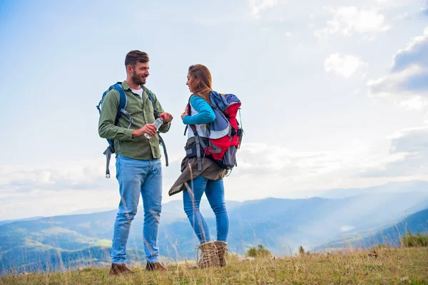 Genç çift yürüyüşe çıktı..
