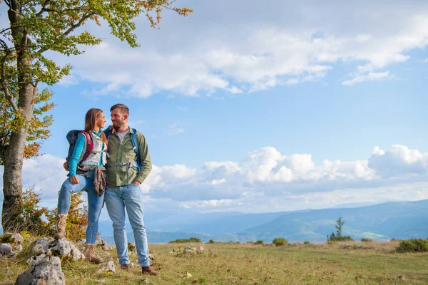 Happy couple randonnée et profiter d'une vue sur la vallée — Photo