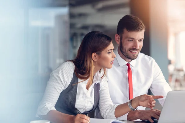 Coppia di colleghi impegnati che lavorano insieme in un ufficio moderno — Foto Stock