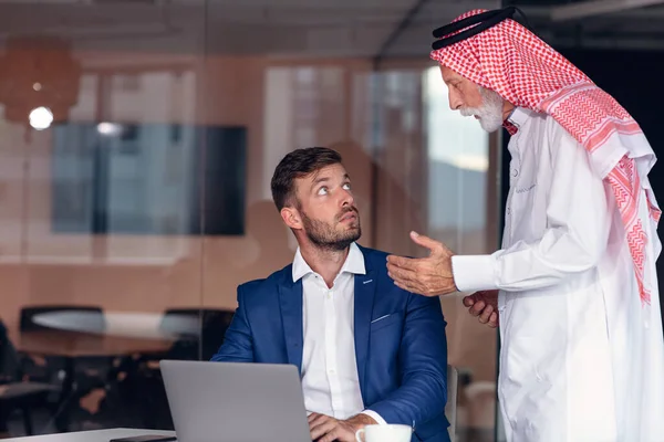 Érett közel-keleti üzletember, aki ghoutra-t visel a találkozón — Stock Fotó