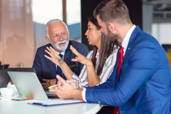 Equipo de negocios reuniéndose en la oficina. Diversidad. — Foto de Stock