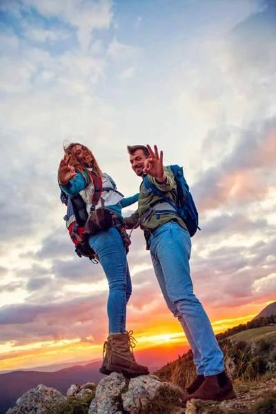 Paar op de top van een berg met duimen omhoog — Stockfoto