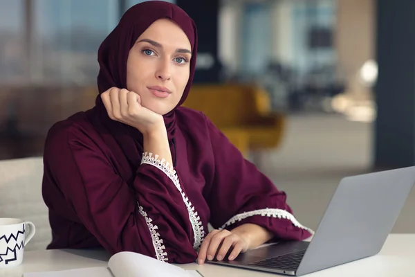 オフィスの職場に座っているアラビア語のビジネス女性 — ストック写真