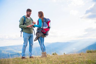 Genç çift yürüyüşe çıktı..