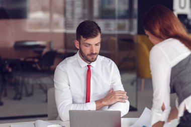 İş çatışması. İş adamları ofiste belgeler hakkında tartışıyorlar.