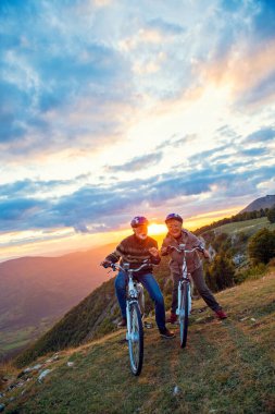Park 'ta Bisiklet Süren Son Sınıf Çifti