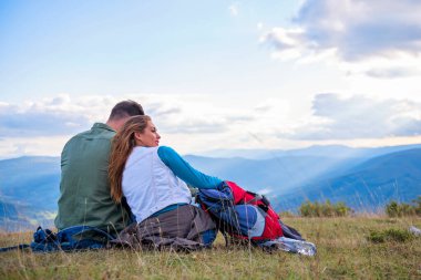 Kaya üzerinde oturan çift yürüyüş sırasında dinleniyor