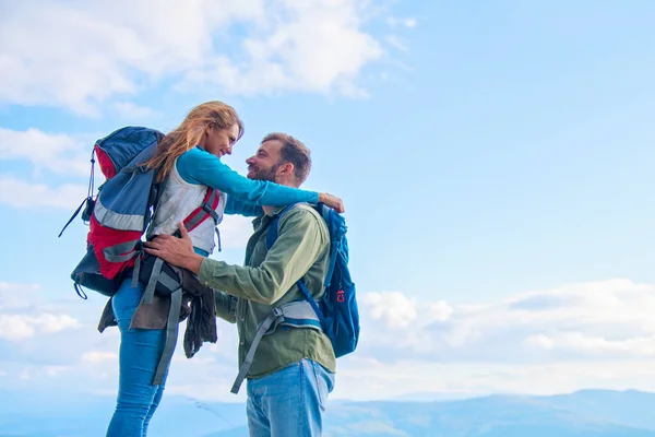 Casal feliz Em uma incrível aventura ao ar livre — Fotografia de Stock