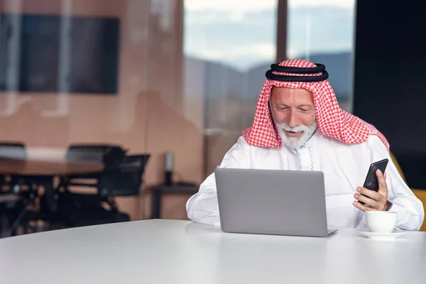 Ordenador portátil hombre de negocios árabe en la oficina moderna — Foto de Stock