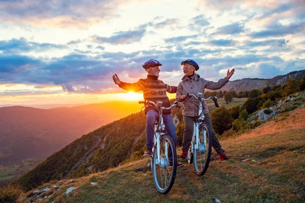 Feliz pareja de ancianos en su bicicleta. Bicicleta, actividad. Celebrando —  Fotos de Stock