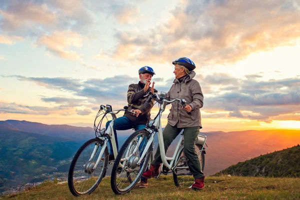 Active Senior Couple Riding Bikes In Park — Stock Photo, Image