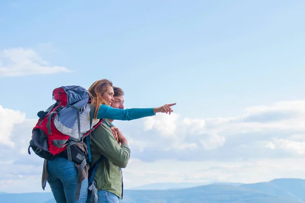 Två vandrare med ryggsäck står på toppen av ett berg och titta — Stockfoto