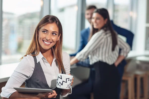 Donna d'affari in possesso di una tazza di caffè e file — Foto Stock